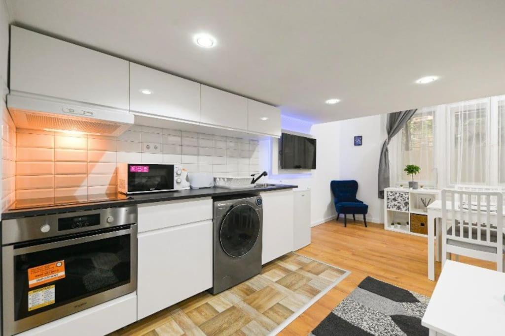 Lovely Studio Flat In Damjanich Street - Leonard 부다페스트 외부 사진