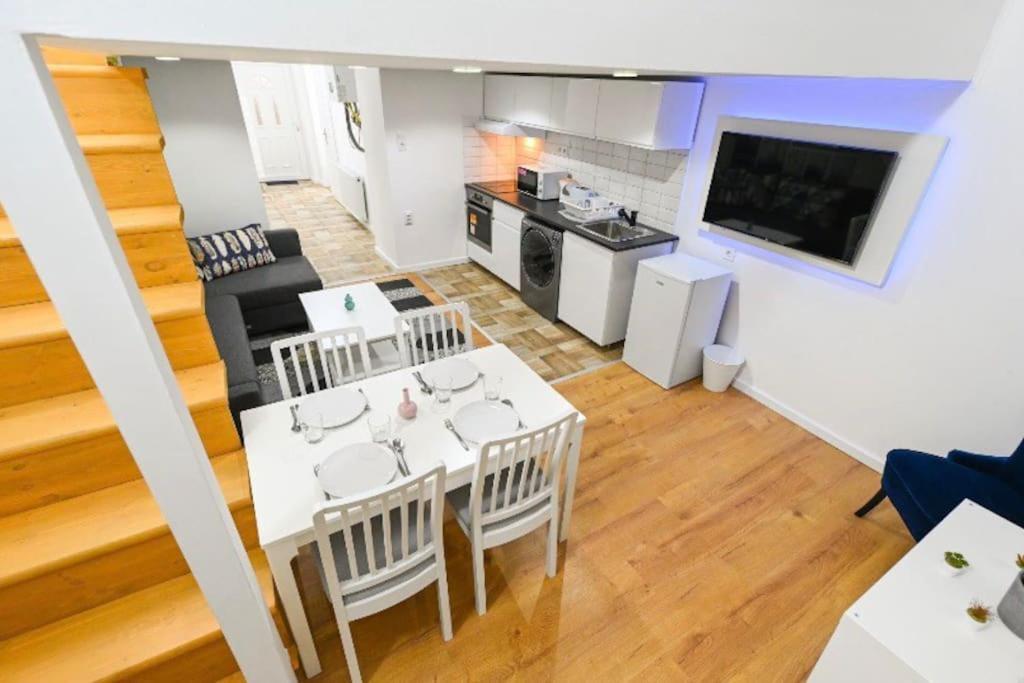 Lovely Studio Flat In Damjanich Street - Leonard 부다페스트 외부 사진